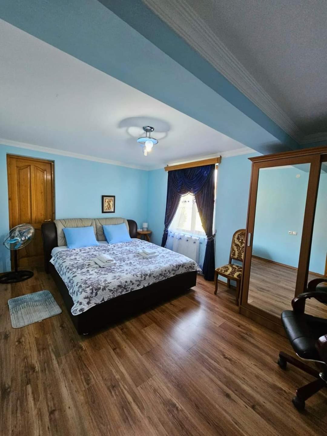 Blue Guest House Samtredia Bagian luar foto