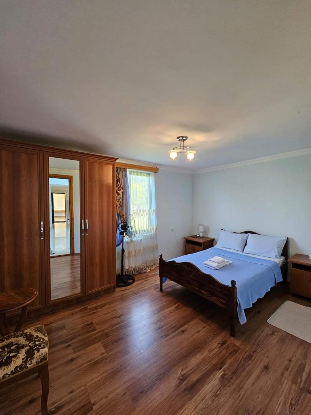 Blue Guest House Samtredia Bagian luar foto